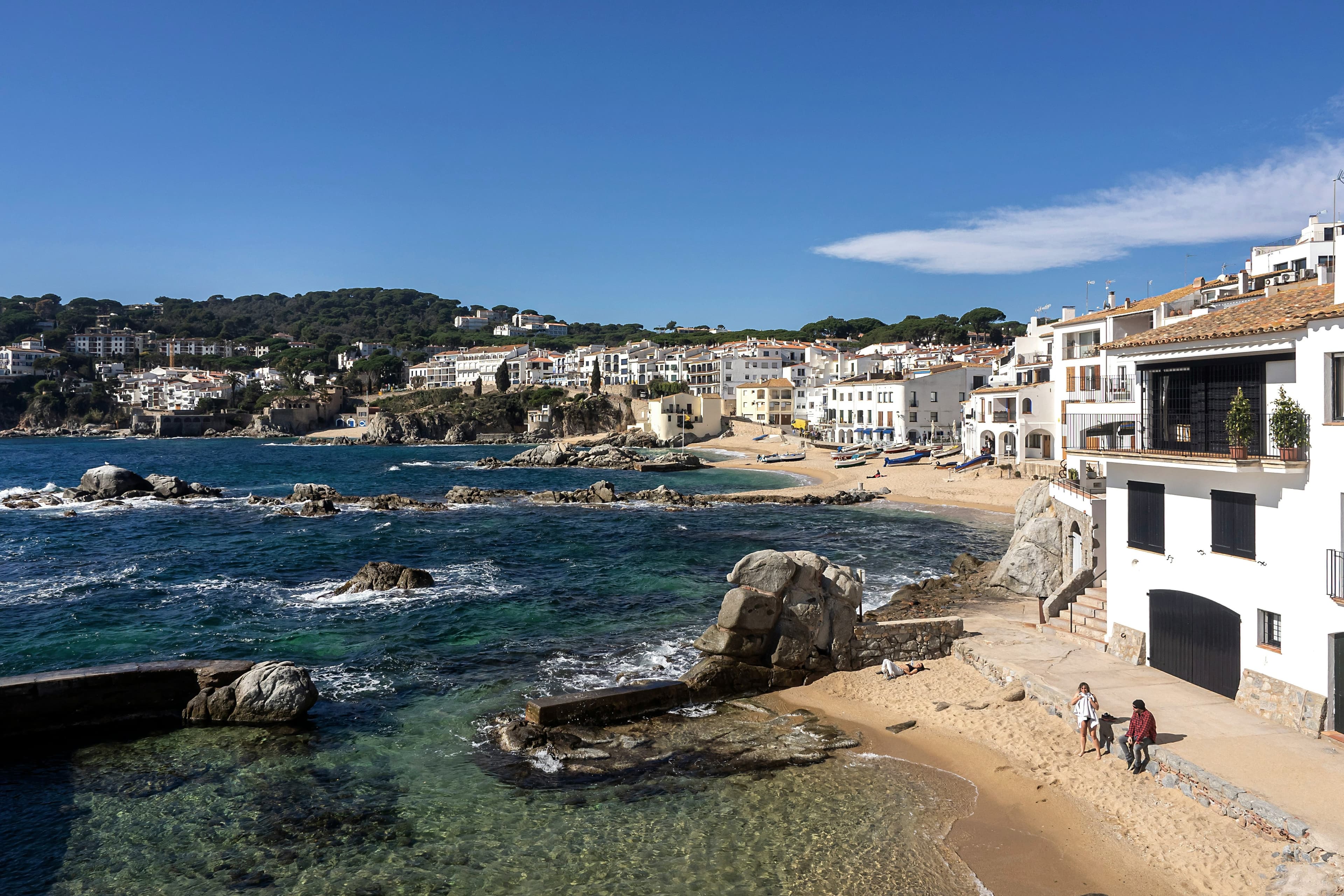 La costa de Calella de Palafrugell desde el camí de ronda, con agua turquesa, rocas y casas blancas asomadas al mar