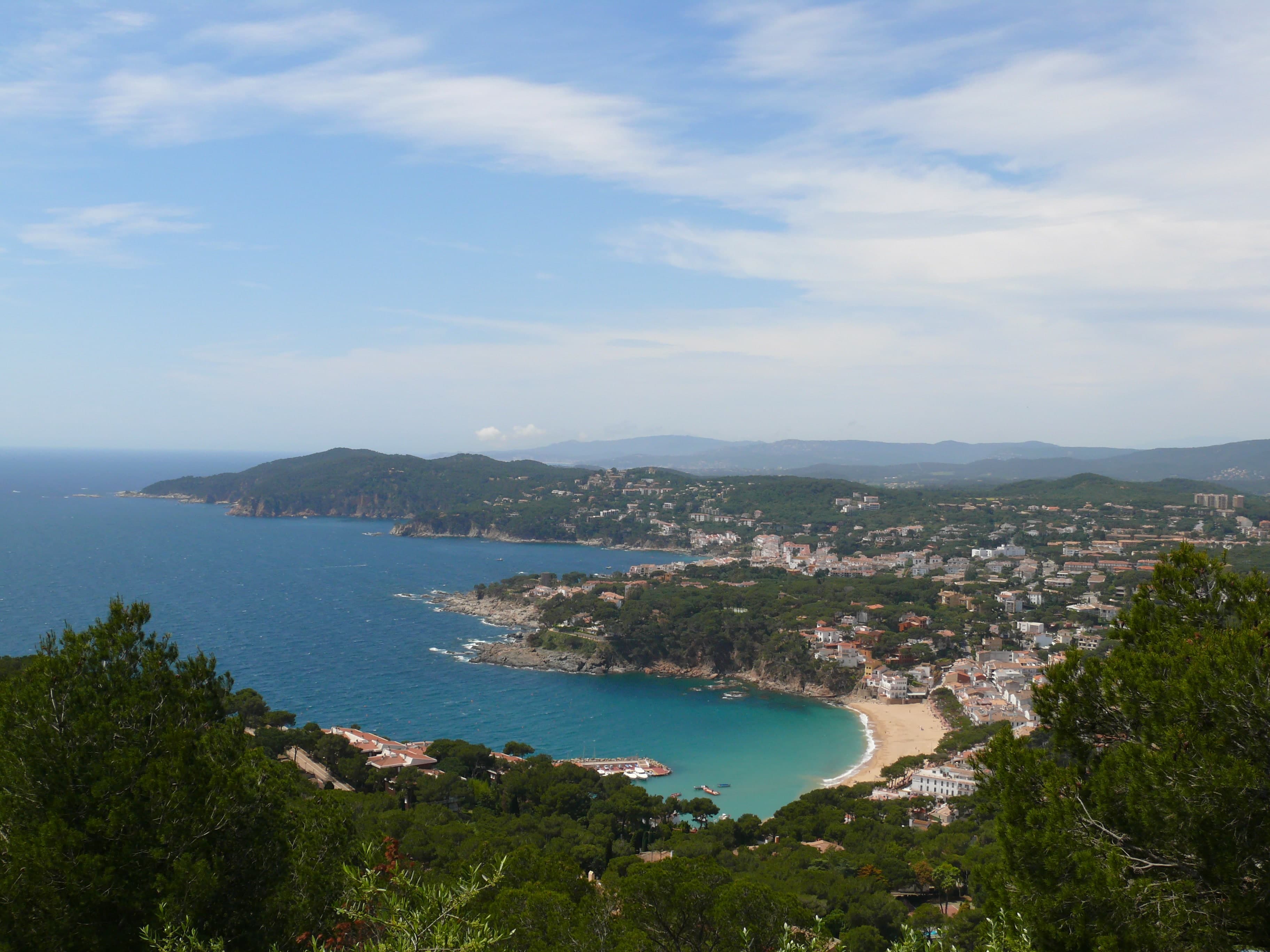 Vista panorámica de la costa y la bahía de Llafranc desde el promontorio del faro de Sant Sebastià
