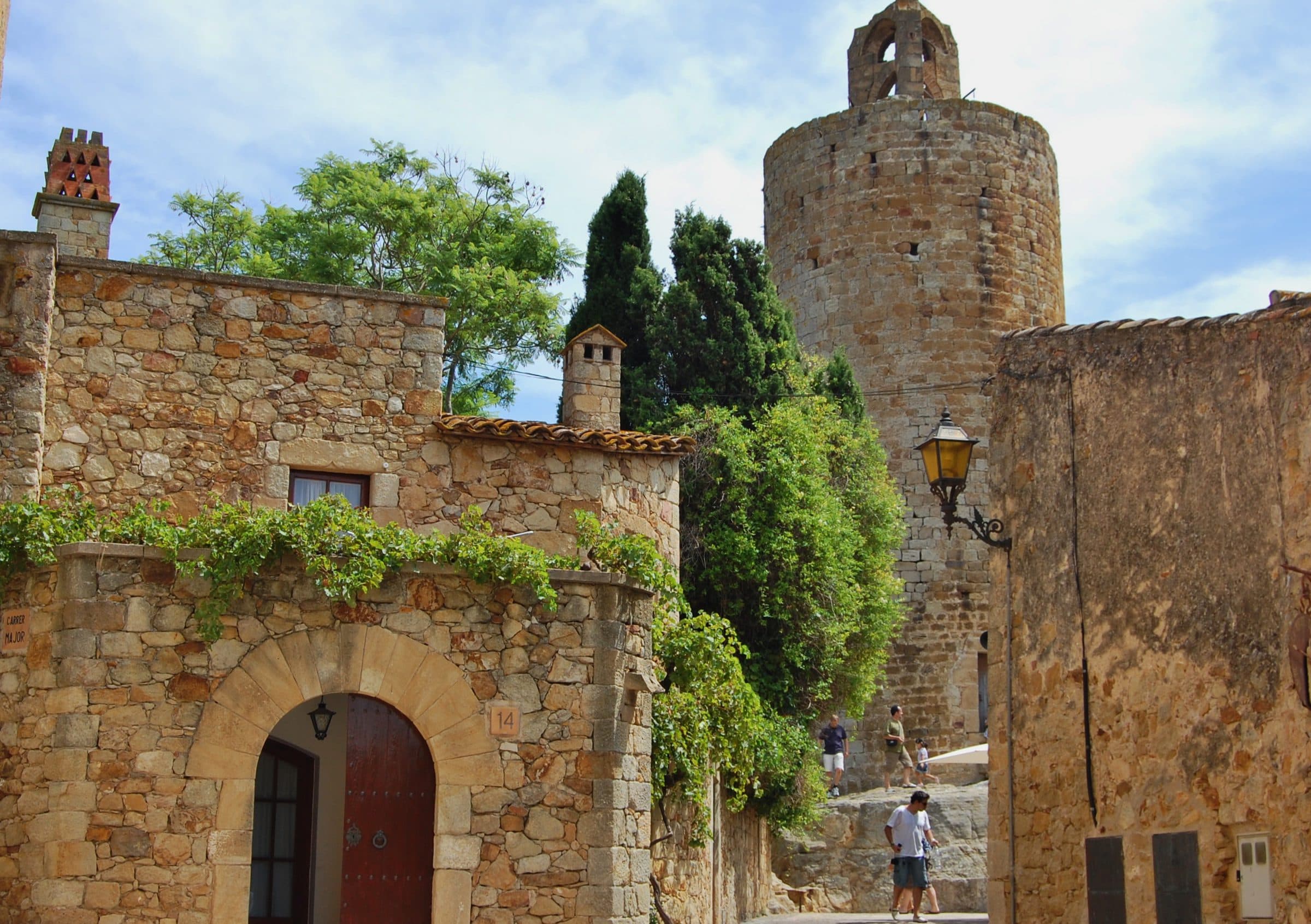La Torre de les Hores de Pals, torre circular de piedra medieval, vista desde una calle del recinto gótico