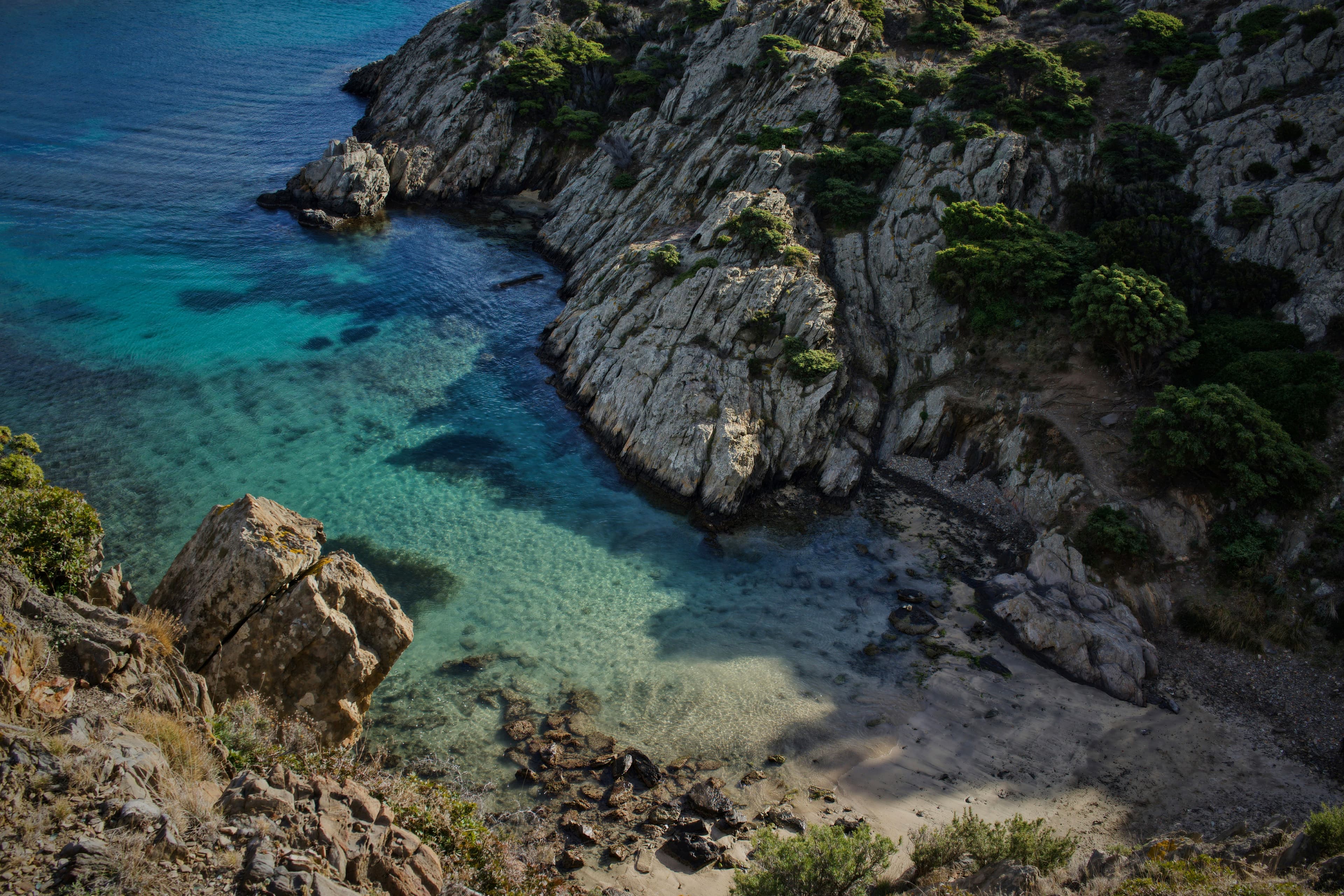 Una cala de roca y pizarra oscura, de aguas transparentes, en el litoral del Cap de Creus cerca de Portbou
