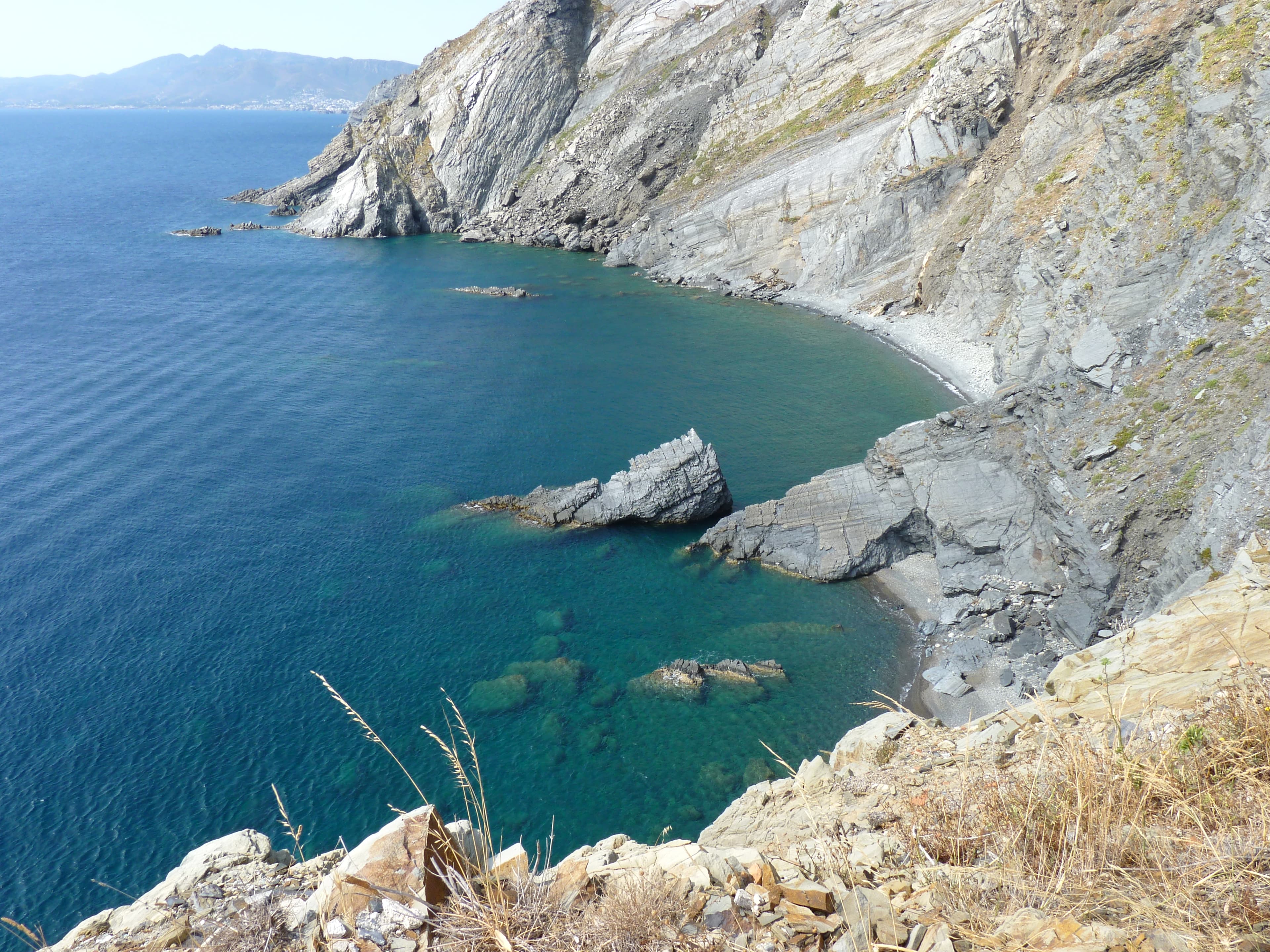 Cala de aguas turquesas y acantilados de pizarra en Cerbère, el primer pueblo al otro lado de la frontera