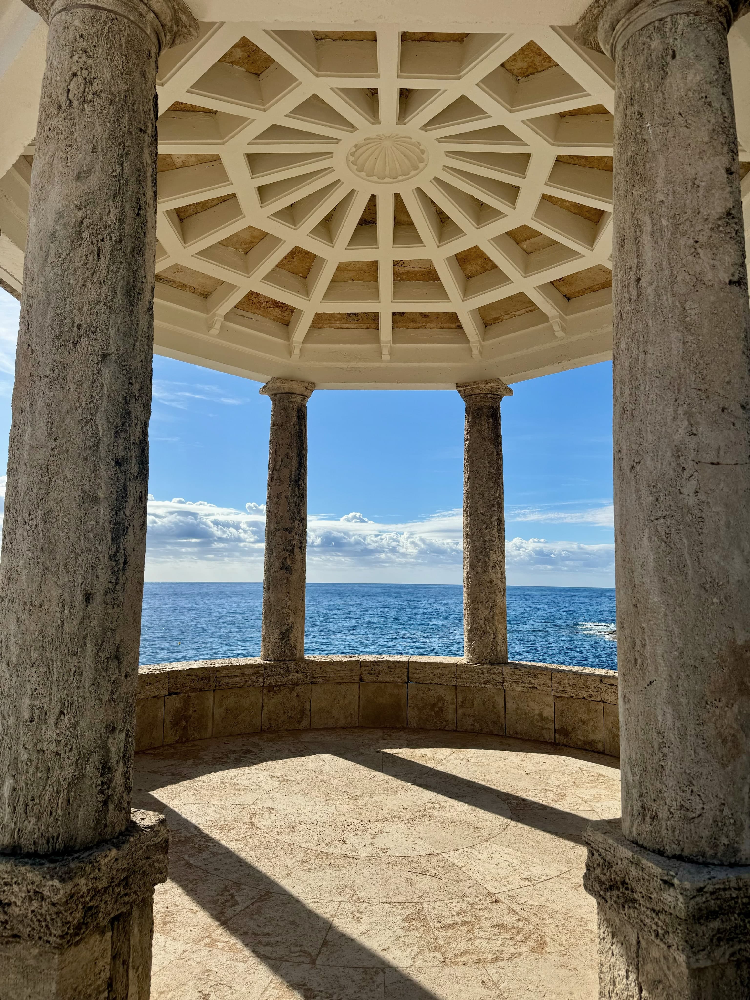 El techo artesonado y las columnas clásicas de una glorieta del camí de ronda de S’Agaró, abierta al mar