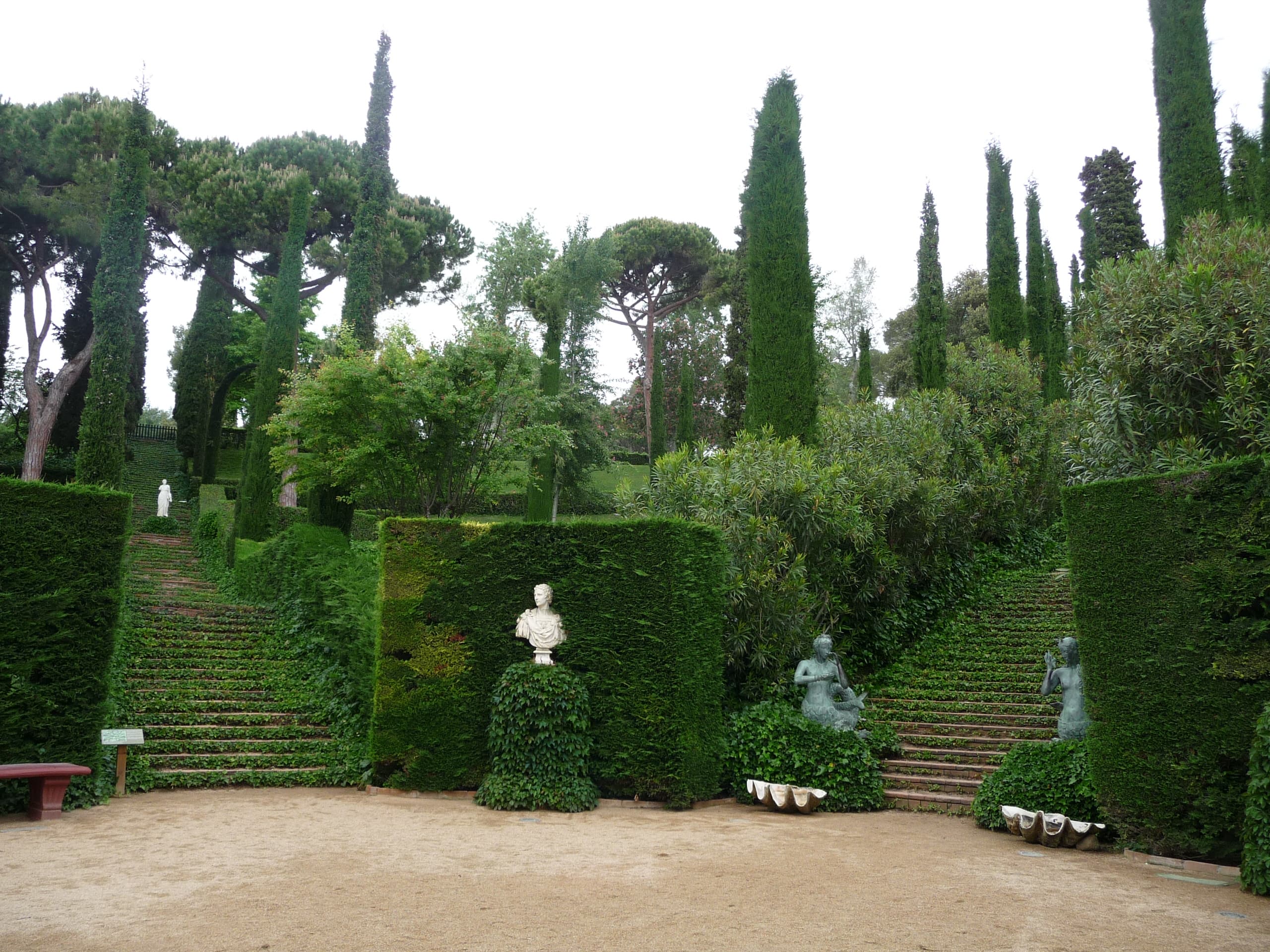 Escalinatas con setos recortados, cipreses y bustos clásicos en los Jardines de Santa Clotilde, en Lloret de Mar