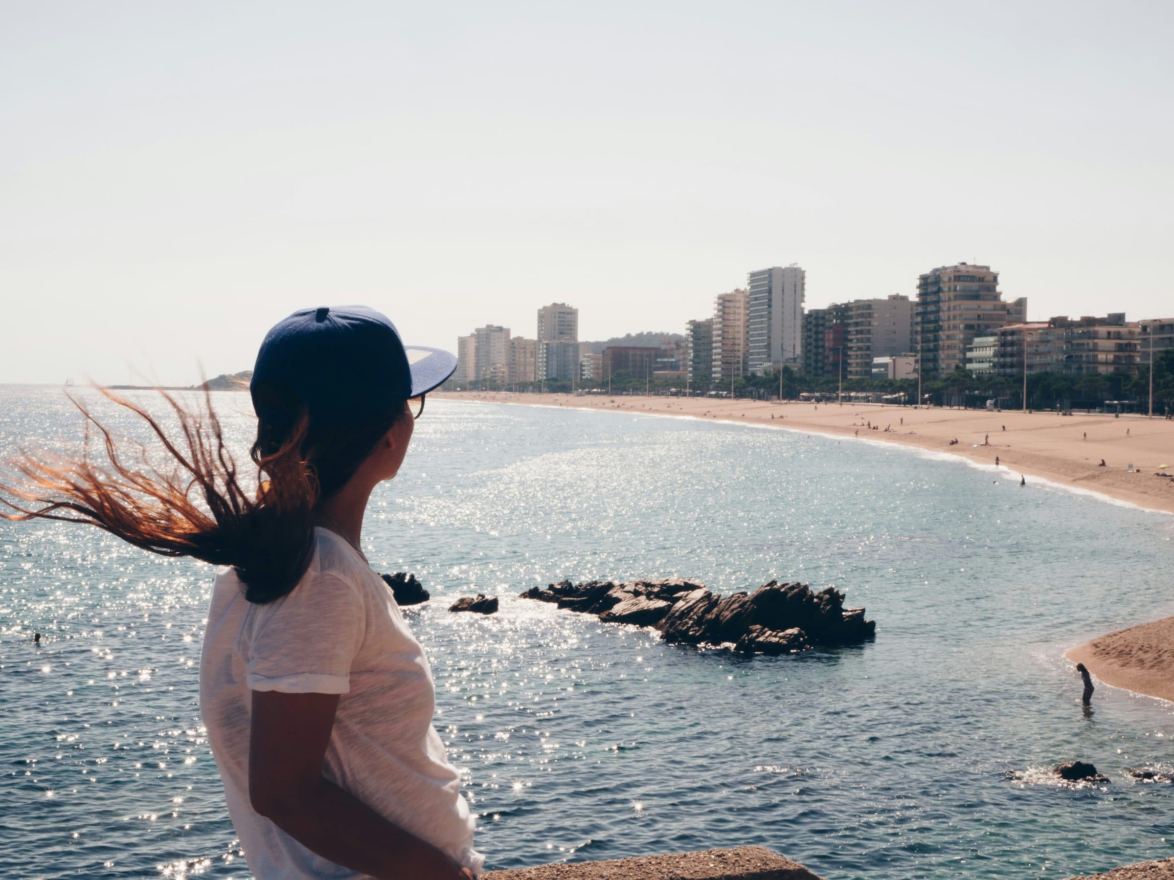 La Platja Gran de Platja d’Aro al atardecer, con el perfil de edificios del paseo al fondo