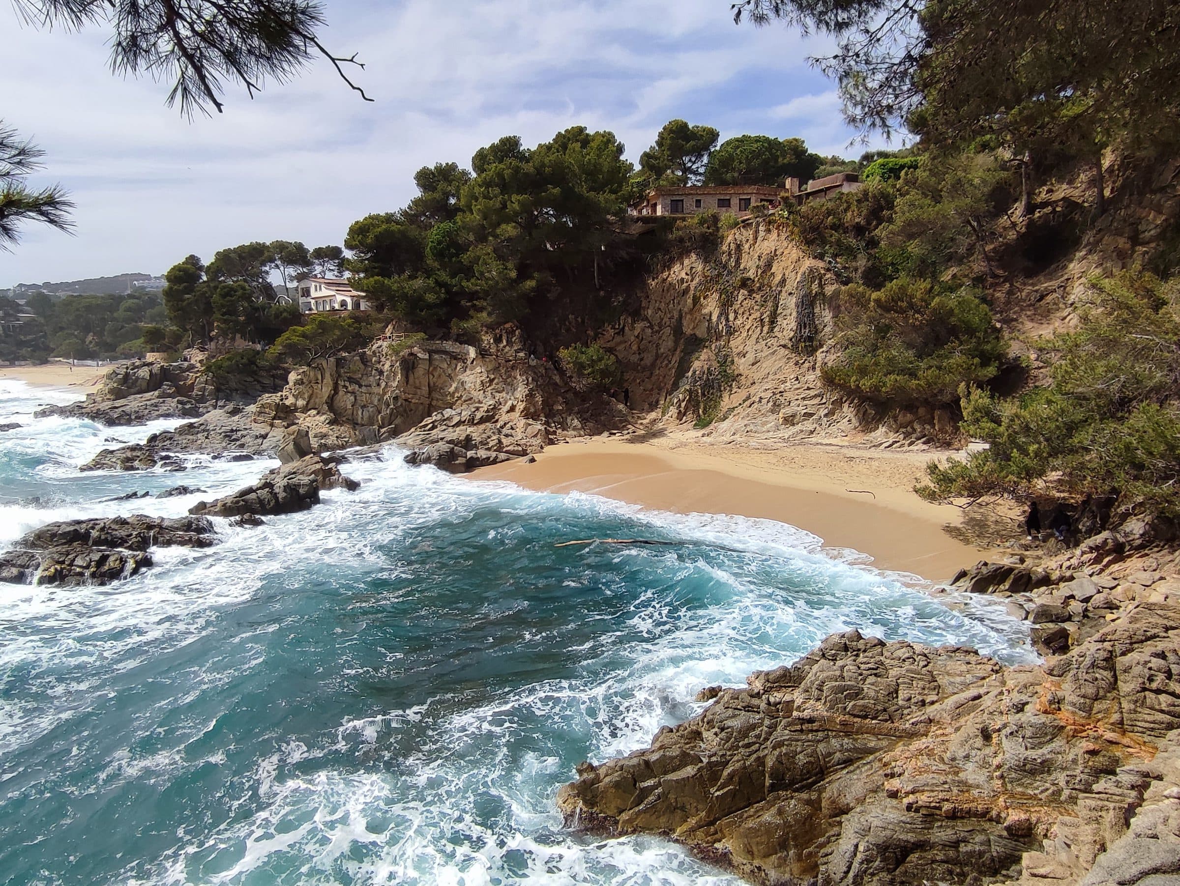 La Cala del Paller, una pequeña cala rocosa de aguas turquesas entre acantilados