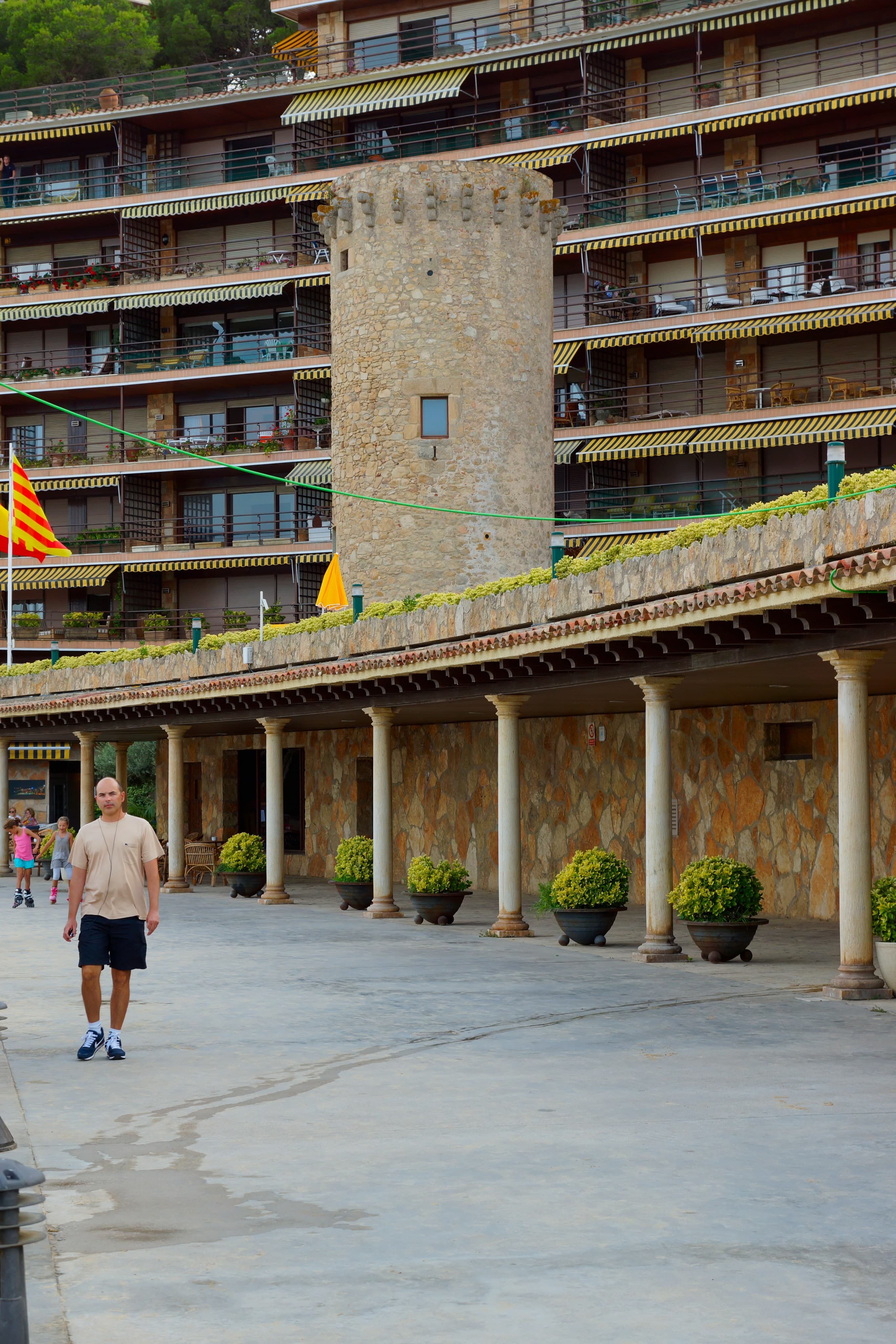 La Torre Valentina, torre de vigía de piedra del siglo XVI, junto al paseo marítimo de Sant Antoni de Calonge